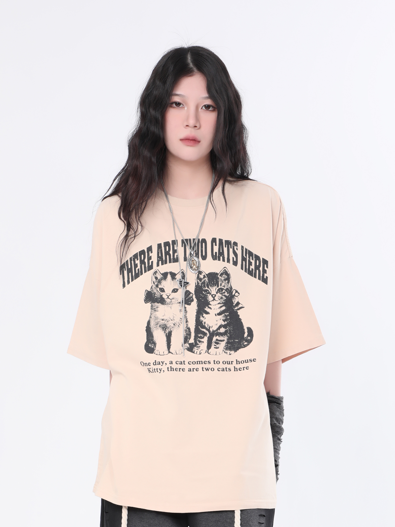 Vintage Washed Black Short Sleeve T-Shirt for Women with Niche Design - "Sit and Eat Until the Mountains Are Empty" Street Style Cat Graphic Vintage Washed Black Short Sleeve T-Shirt for Women with Niche Design - "Sit and Eat Until the Mountains Are Empty" Street Style Cat Graphic