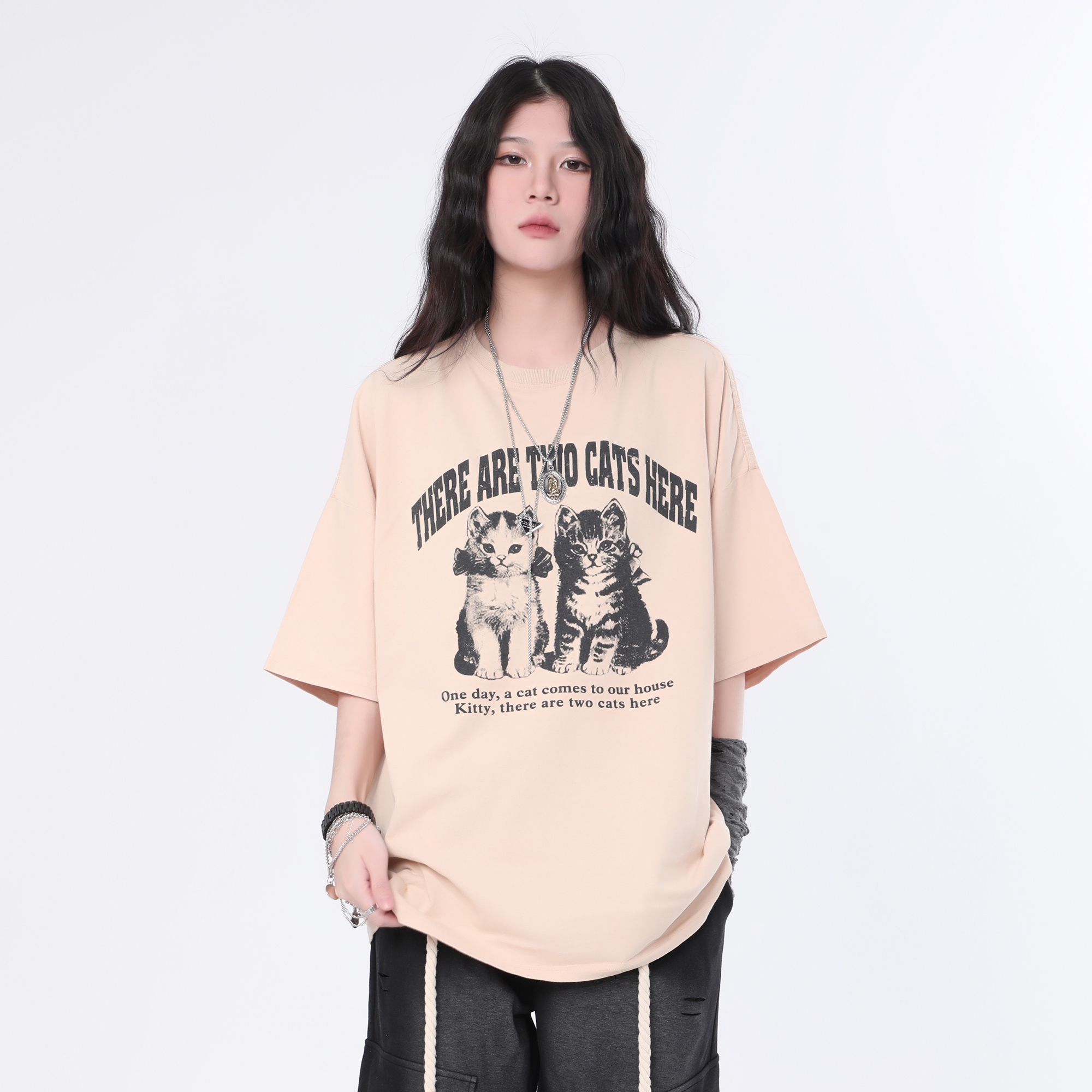 Vintage Washed Black Short Sleeve T-Shirt for Women with Niche Design - "Sit and Eat Until the Mountains Are Empty" Street Style Cat Graphic Vintage Washed Black Short Sleeve T-Shirt for Women with Niche Design - "Sit and Eat Until the Mountains Are Empty" Street Style Cat Graphic