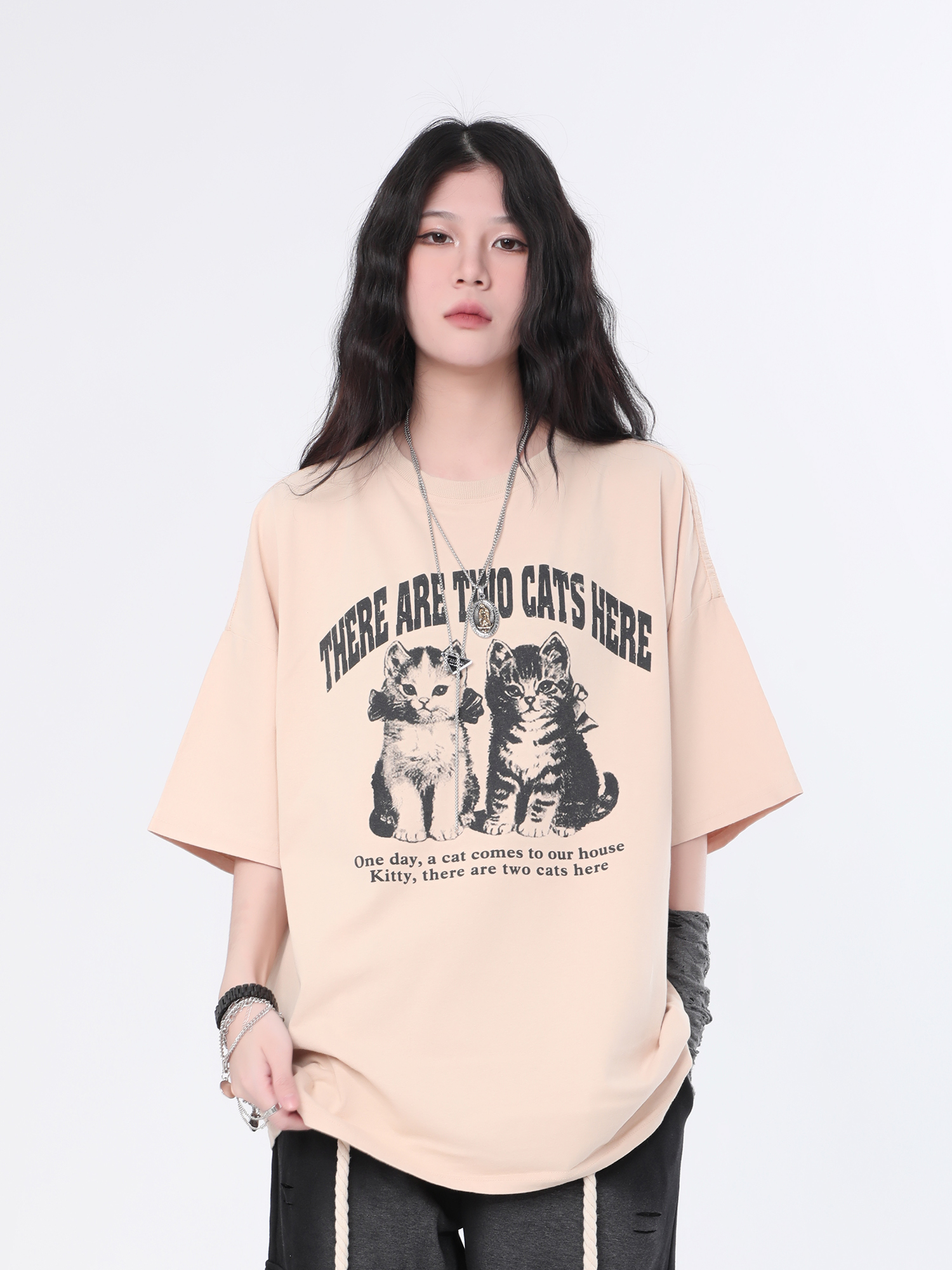 Vintage Washed Black Short Sleeve T-Shirt for Women with Niche Design - "Sit and Eat Until the Mountains Are Empty" Street Style Cat Graphic Vintage Washed Black Short Sleeve T-Shirt for Women with Niche Design - "Sit and Eat Until the Mountains Are Empty" Street Style Cat Graphic