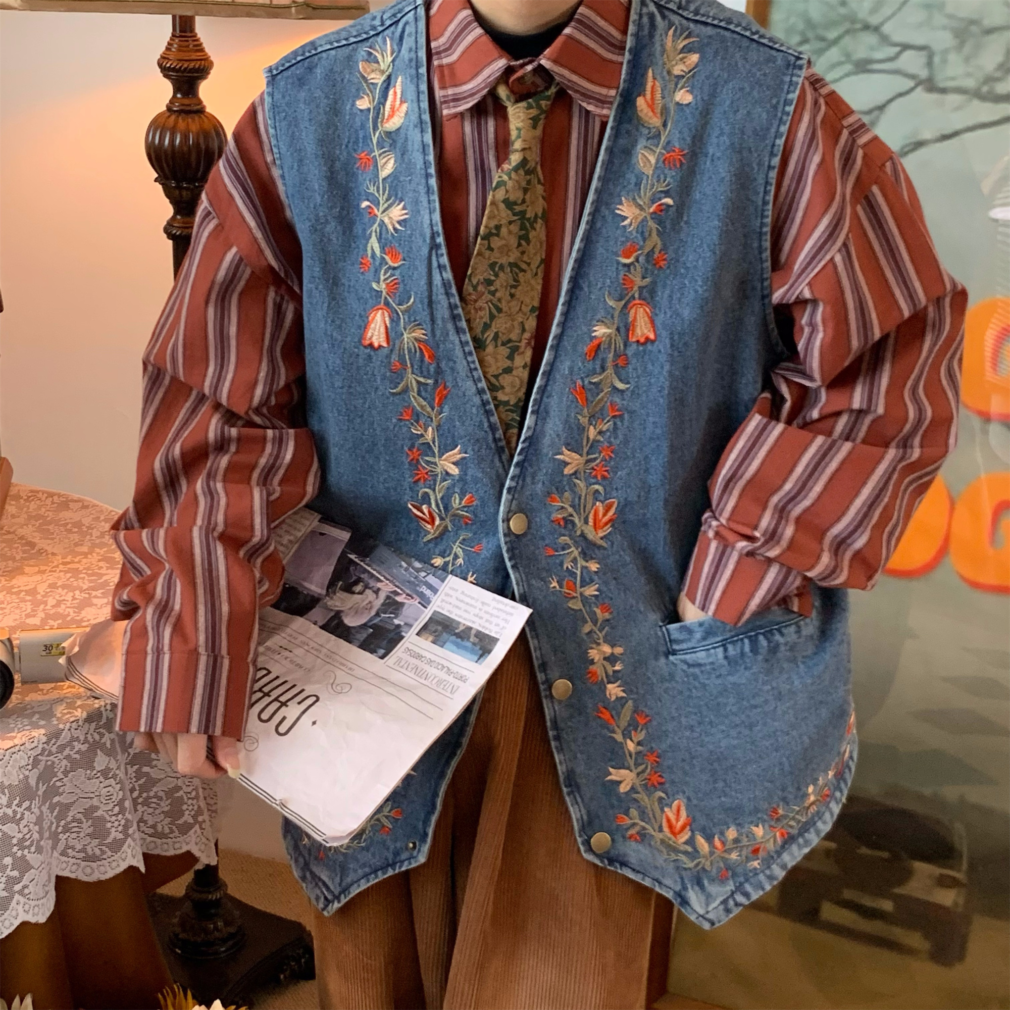 Vintage Washed Distressed Floral Embroidery Vest - Retro Style Sleeveless Jacket for Autumn, Versatile 90s-Inspired Fashion