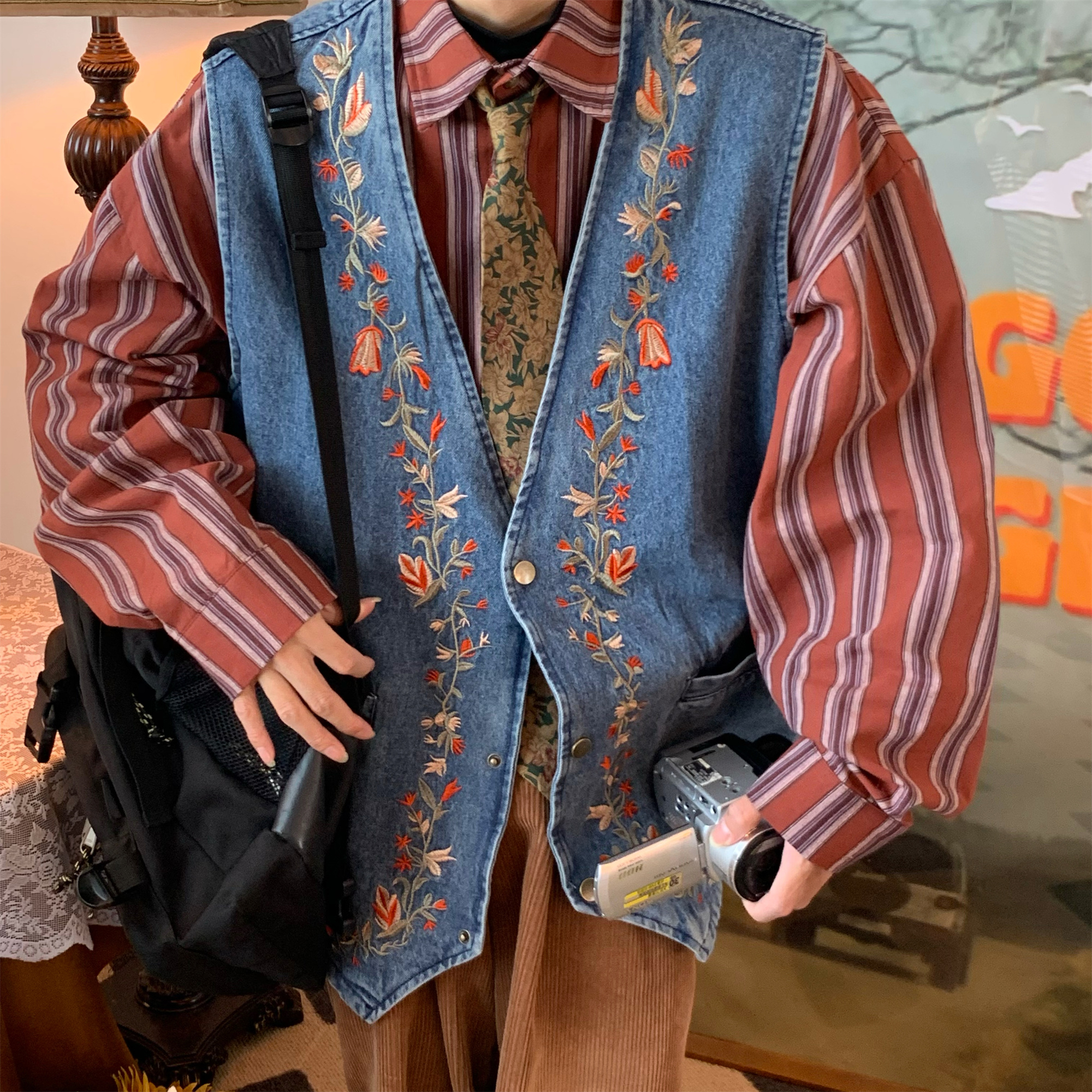 Vintage Washed Distressed Floral Embroidery Vest - Retro Style Sleeveless Jacket for Autumn, Versatile 90s-Inspired Fashion