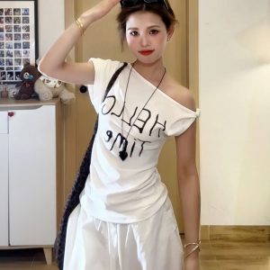 White Diagonal Shoulder Twisted Knot T-Shirt for Women, Summer Letter Print, Slim Fit Short Sleeve, Korean Style College Top