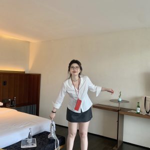 White Loose V-Neck Shirt - Versatile Moonlight Style Top, Perfect for Casual Chic Looks, Ideal for 90s and Y2K Fashion Enthusiasts