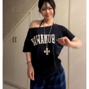 Women's American Retro Off-Shoulder T-Shirt, Summer Letter Print, Loose Slimming Short Sleeves, Trendy Shoulder-Baring Top