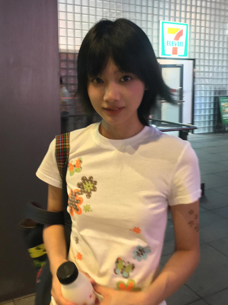 Women's American-Style Floral Print T-Shirt, Summer Short Sleeve, Vintage Slim-Fit Round Neck, Heavyweight White Top Women's American-Style Floral Print T-Shirt, Summer Short Sleeve, Vintage Slim-Fit Round Neck, Heavyweight White Top