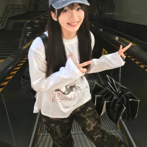 Women’s Casual Loose Fit Hand-Painted Round Neck T-Shirt - American Style Long Sleeve Top in Pure Cotton for Early Spring