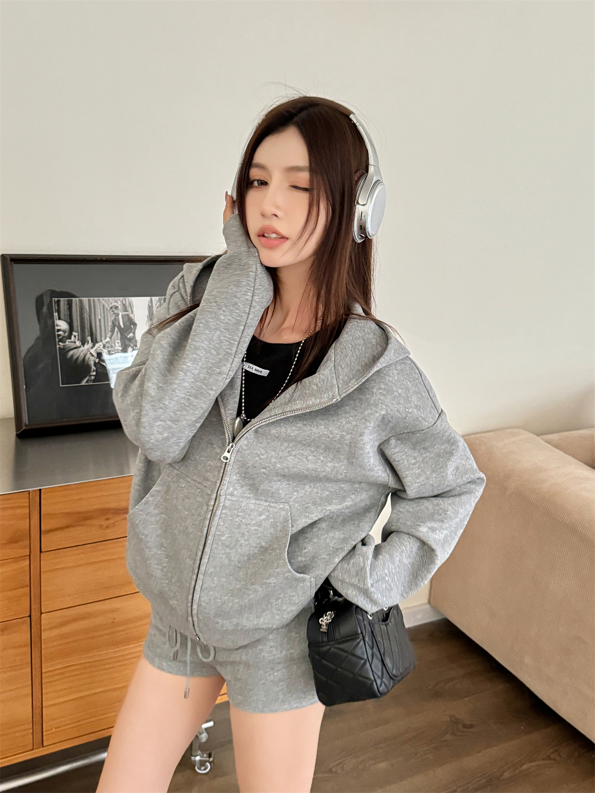 Women's Gray Loose Hooded Sweatshirt and Shorts Two-Piece Set, Light Fabric, Casual Zip-Up Cardigan, Relaxed Style Women's Gray Loose Hooded Sweatshirt and Shorts Two-Piece Set, Light Fabric, Casual Zip-Up Cardigan, Relaxed Style