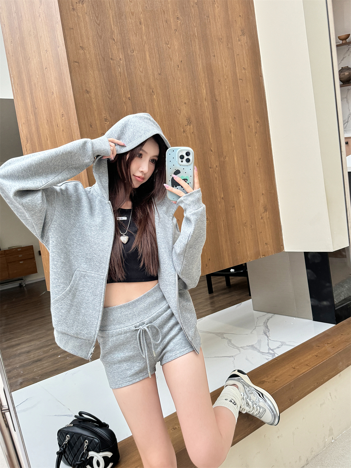 Women's Gray Loose Hooded Sweatshirt and Shorts Two-Piece Set, Light Fabric, Casual Zip-Up Cardigan, Relaxed Style Women's Gray Loose Hooded Sweatshirt and Shorts Two-Piece Set, Light Fabric, Casual Zip-Up Cardigan, Relaxed Style