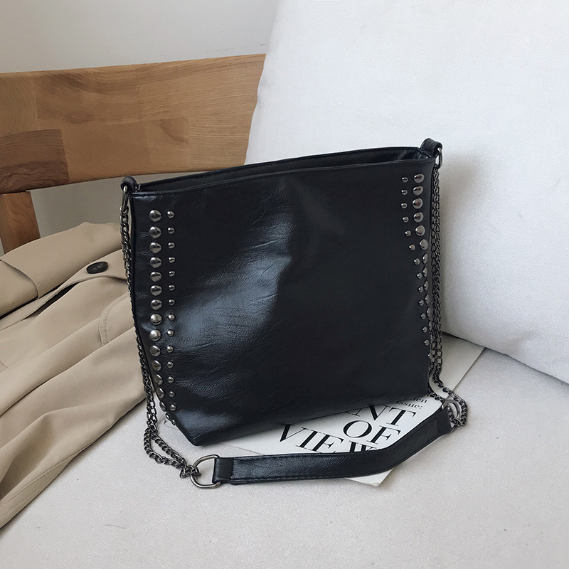 Women's Large Capacity Studded Chain Crossbody Bag - Trendy Korean Style Bucket Bag for Versatile Fashion Use