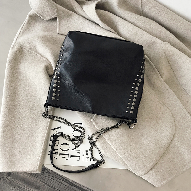 Women's Large Capacity Studded Chain Crossbody Bag - Trendy Korean Style Bucket Bag for Versatile Fashion Use