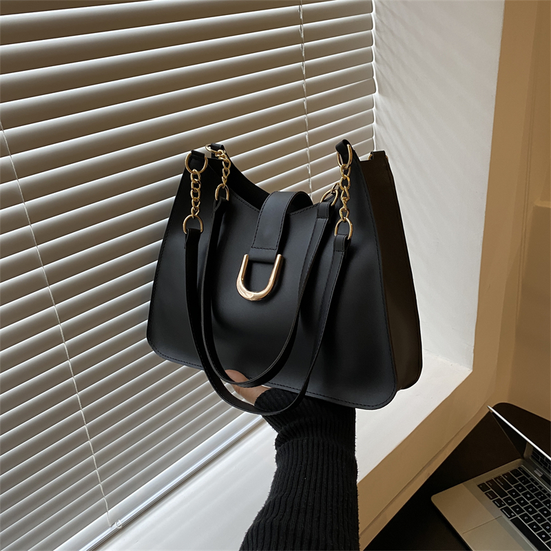 Women's Soft Leather Large Capacity Tote Bag with Chain Detail, Chic Handheld Shoulder Bag for Stylish Everyday Use