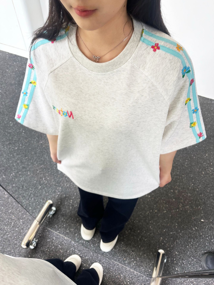 Women's Summer 2025 Spliced Color Stripe Embroidered Flower Short Sleeve T-Shirt - High-End Raglan Style for Trendy Couples Women's Summer 2025 Spliced Color Stripe Embroidered Flower Short Sleeve T-Shirt - High-End Raglan Style for Trendy Couples