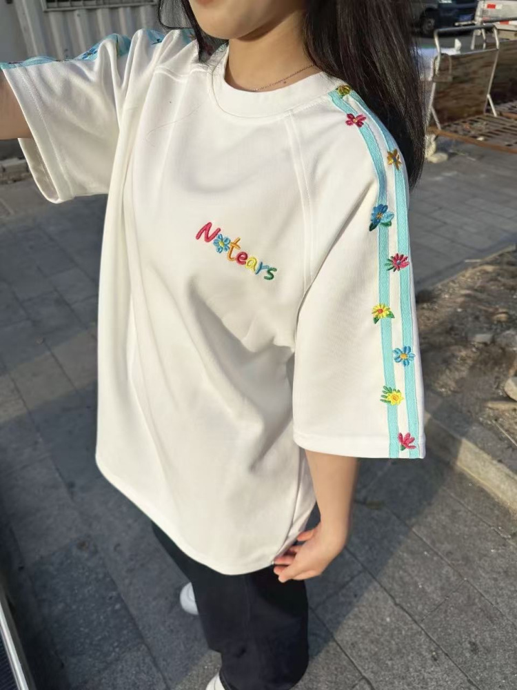 Women's Summer 2025 Spliced Color Stripe Embroidered Flower Short Sleeve T-Shirt - High-End Raglan Style for Trendy Couples Women's Summer 2025 Spliced Color Stripe Embroidered Flower Short Sleeve T-Shirt - High-End Raglan Style for Trendy Couples