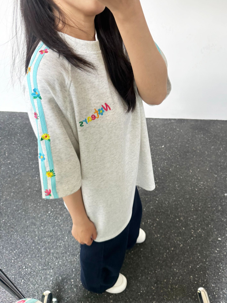 Women's Summer 2025 Spliced Color Stripe Embroidered Flower Short Sleeve T-Shirt - High-End Raglan Style for Trendy Couples Women's Summer 2025 Spliced Color Stripe Embroidered Flower Short Sleeve T-Shirt - High-End Raglan Style for Trendy Couples