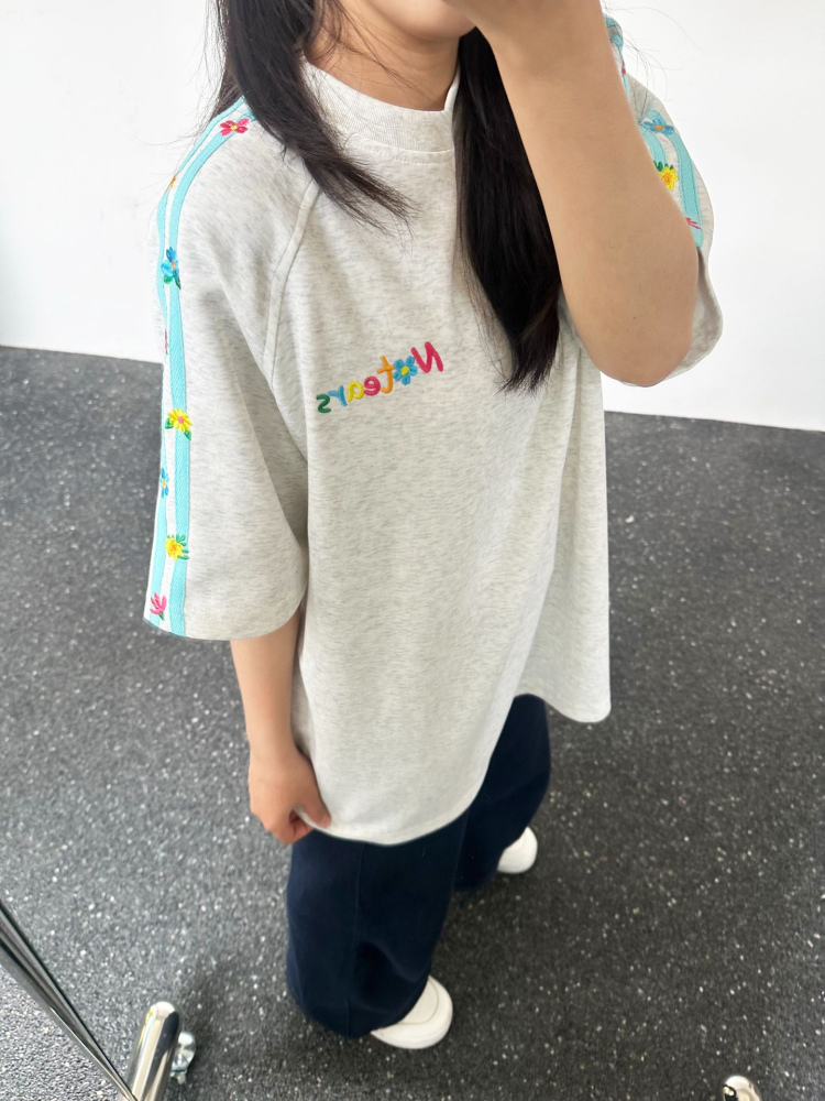 Women's Summer 2025 Spliced Color Stripe Embroidered Flower Short Sleeve T-Shirt - High-End Raglan Style for Trendy Couples Women's Summer 2025 Spliced Color Stripe Embroidered Flower Short Sleeve T-Shirt - High-End Raglan Style for Trendy Couples