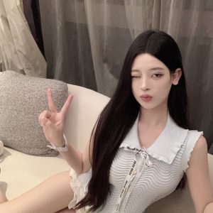 Women's Summer Elegant Fitted Sleeveless Knitted Vest with Lapel - Chic Short Top for Stylish Outfits