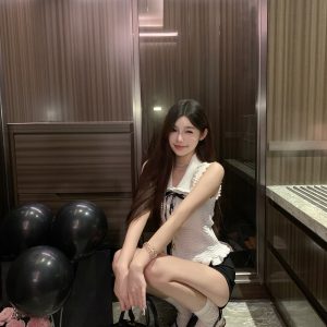 Women's Summer Elegant Fitted Sleeveless Knitted Vest with Lapel - Chic Short Top for Stylish Outfits