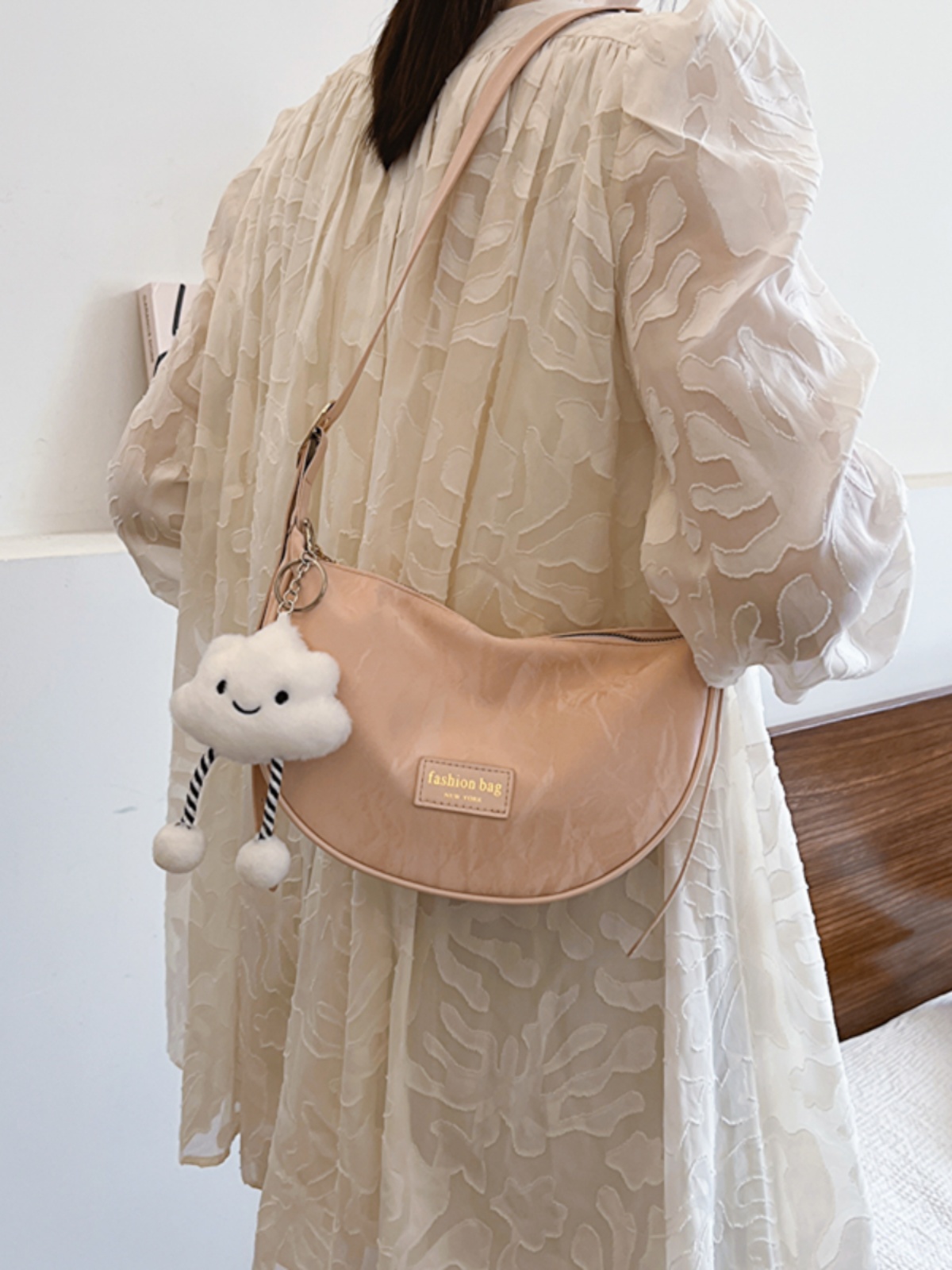 Women's White Dumpling Bag - High-End Versatile Shoulder & Crossbody Bag for Summer 2025 Fashion Women's White Dumpling Bag - High-End Versatile Shoulder & Crossbody Bag for Summer 2025 Fashion