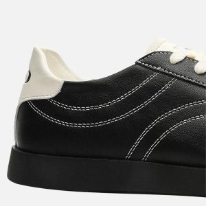 Concert Outfit Classic Black Fluid Lines Leather Sneakers